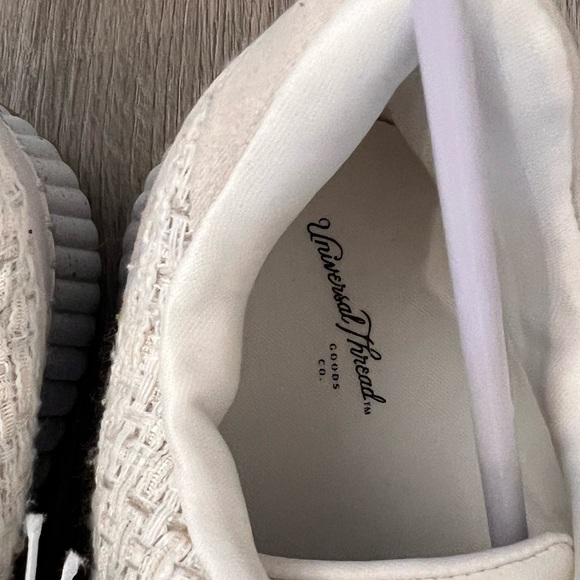 Universal Thread Cream Athletic Shoe NWT - Picture 6 of 6